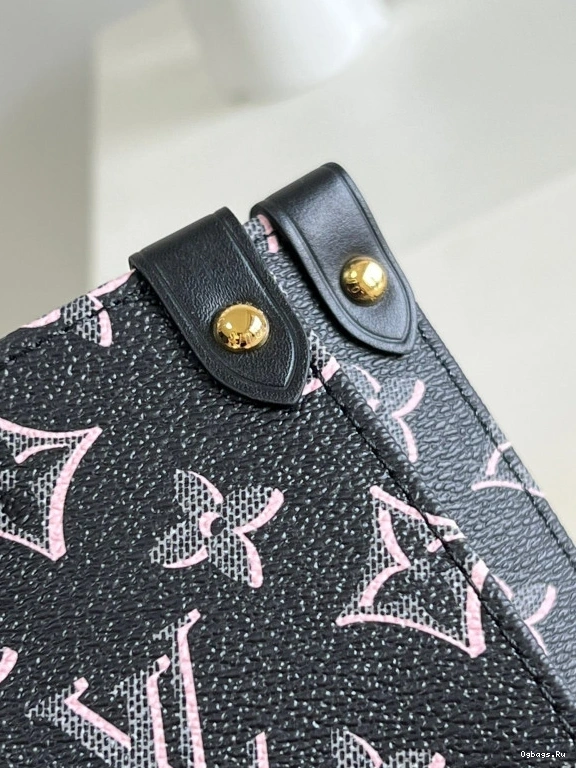 LOUIS ONTHEGO VUITTON 0401